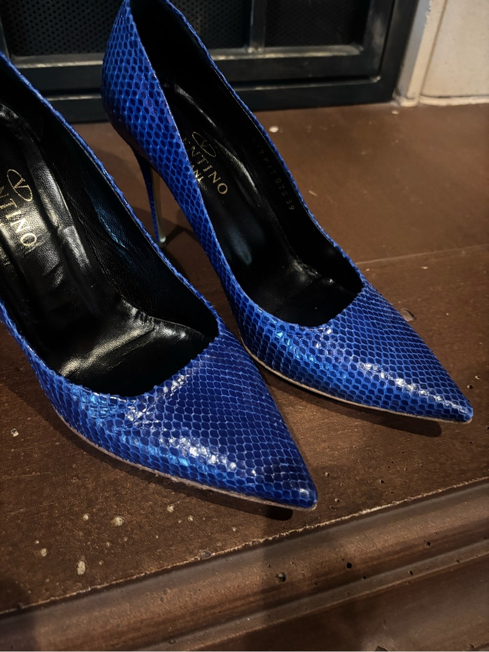 Valentino Garavani Blue Snakeskin Pattern Leather Heels - Picture 8 of 9